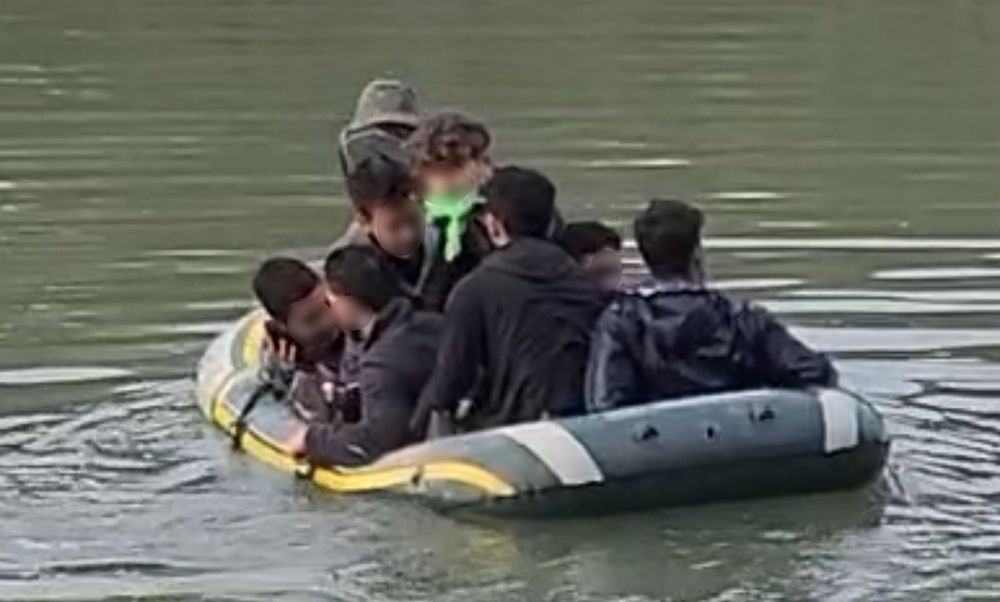 Dramático rescate de indocumentados al desinflarse  la balsa en que navegaban