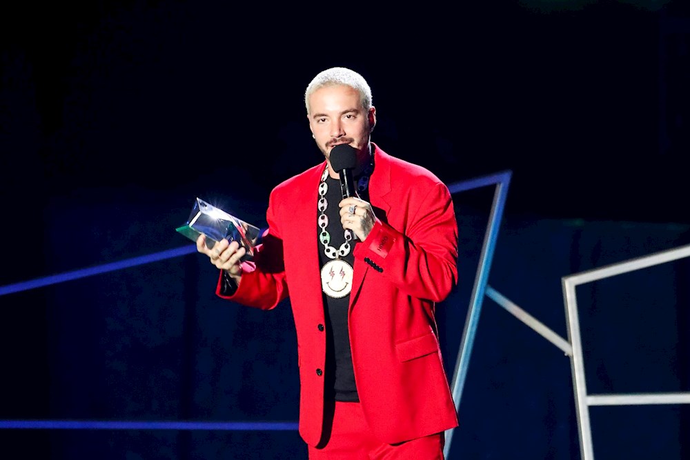 J Balvin se sube a la ola de las fiestas con sus fans junto a Karol G y Tainy