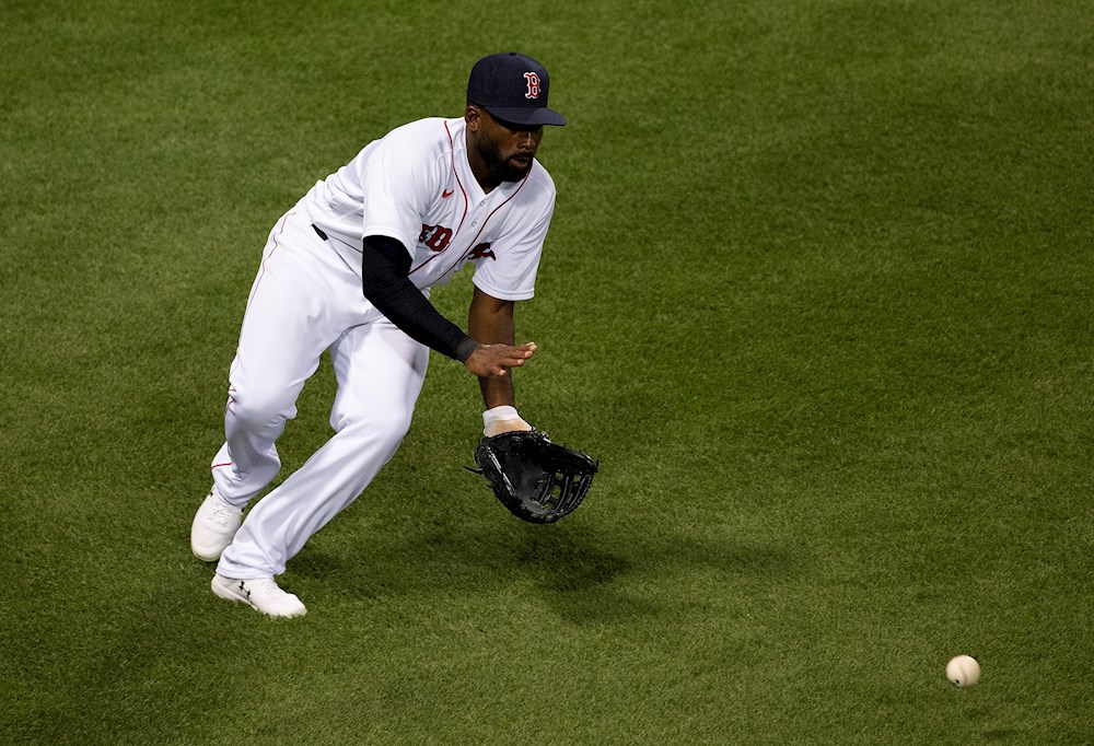 Bradley firma por dos años con los Cerveceros a cambio de 24 millones de dólares