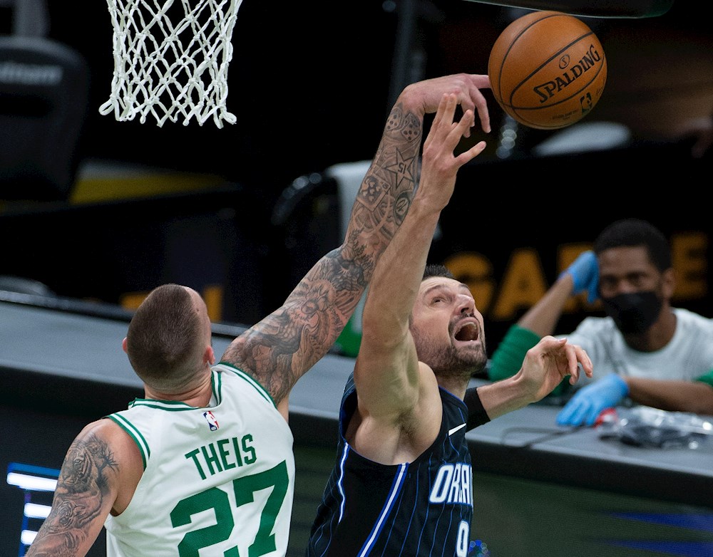 Brown dirige la victoria de Celtics, que cortan racha perdedora