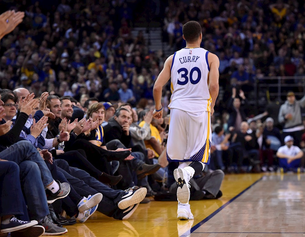 Los excampeones Curry y Booker participarán en el Concurso de Triples