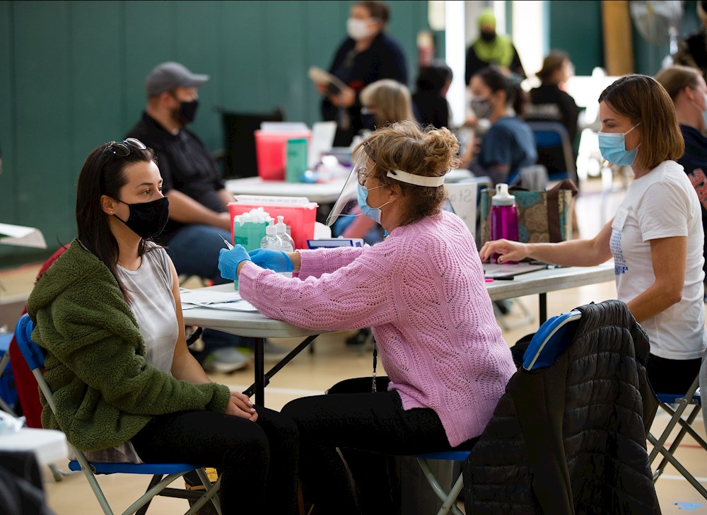 EE.UU. empieza a estudiar si las personas vacunadas pueden transmitir la covid-19