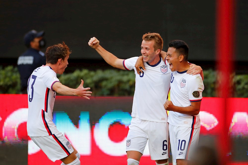 Estados Unidos golea a Dominicana y pone un pie en las semifinales