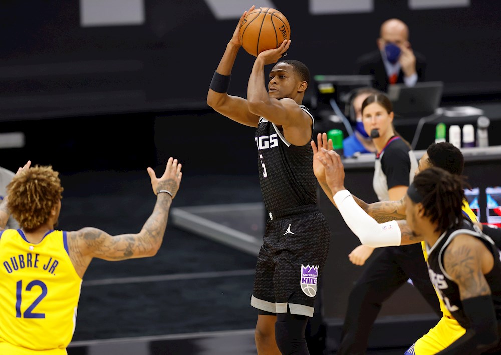 De’Aaron Fox establece marca de 44 puntos y Kings dominan a Warriors