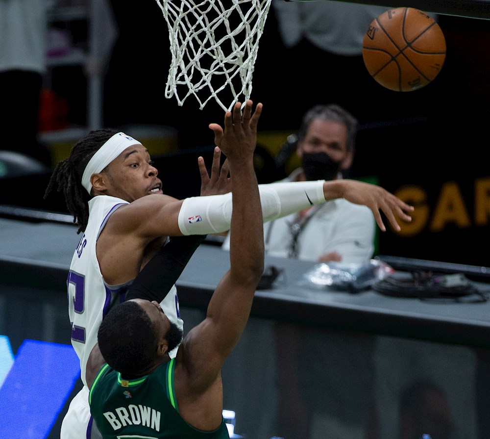 115-132. Fox celebra premio Jugador de la Semana con quinto triunfo de Kings