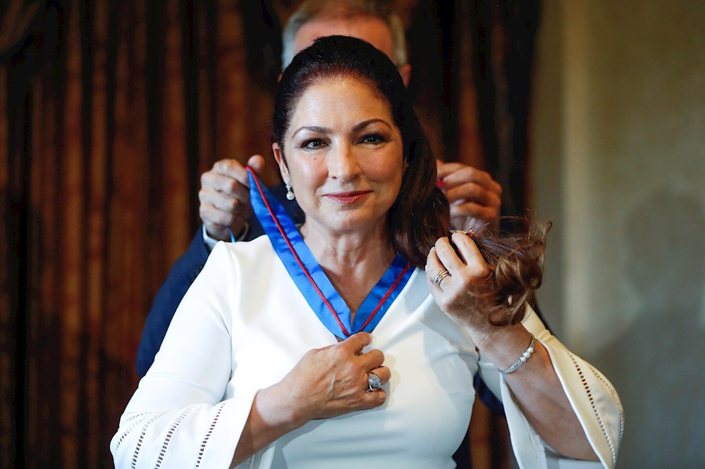 Gloria Estefan y Sharon Stone unidas por la edad, los traumas y un libro