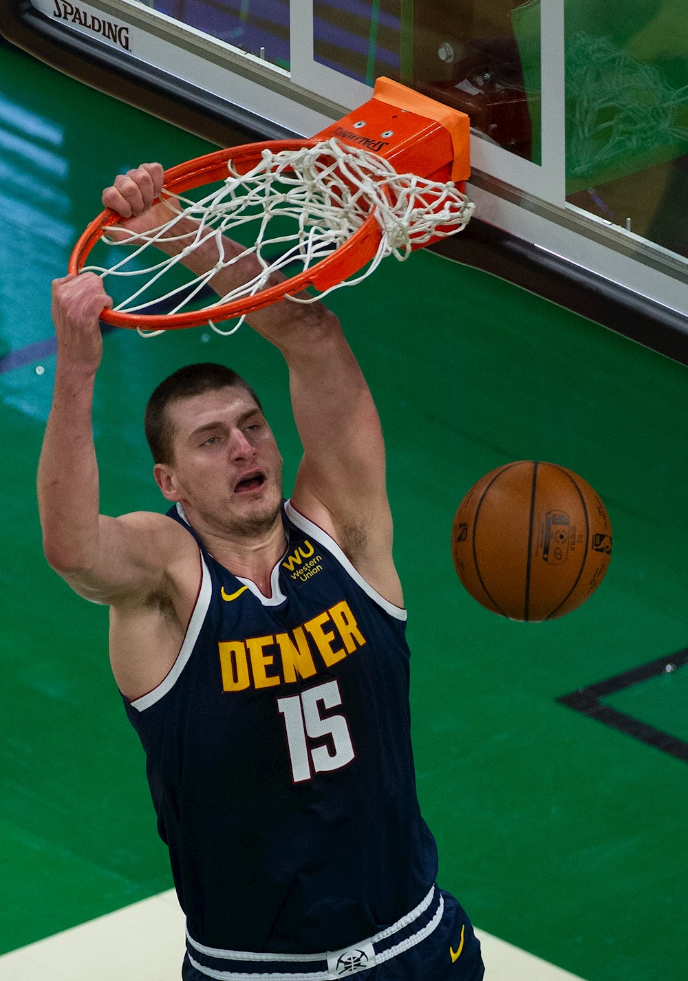 Jokic lo vuelve a hacer “todo” y Nuggets suben al segundo puesto