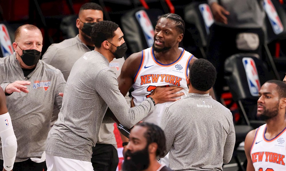 Randle aporta triple-doble y Knicks aprovechan error de Fournier