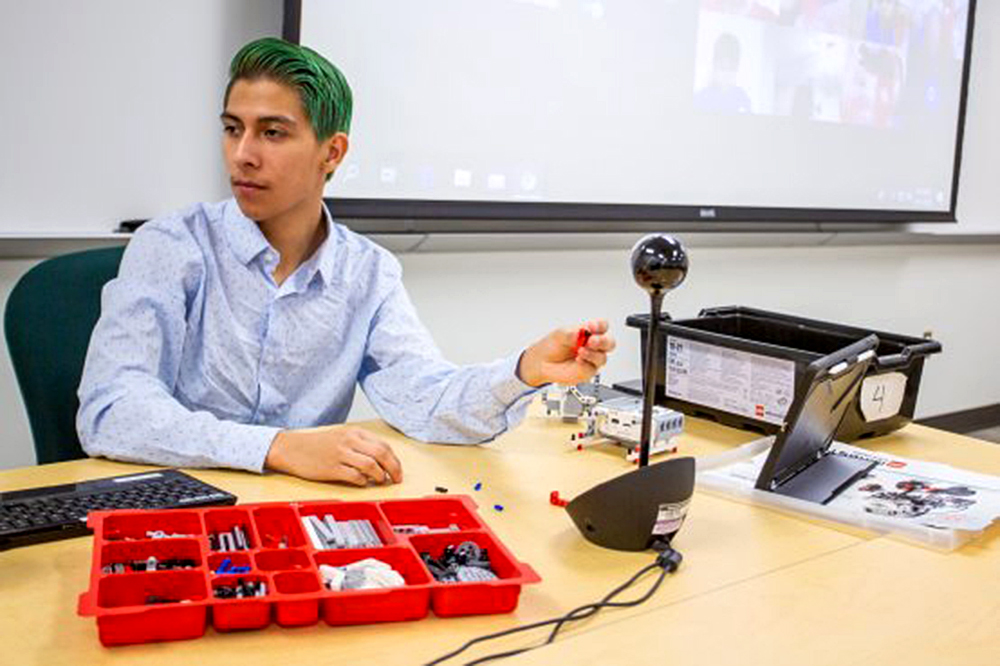 Departamento STC lleva la capacitación técnica a escuelas básicas