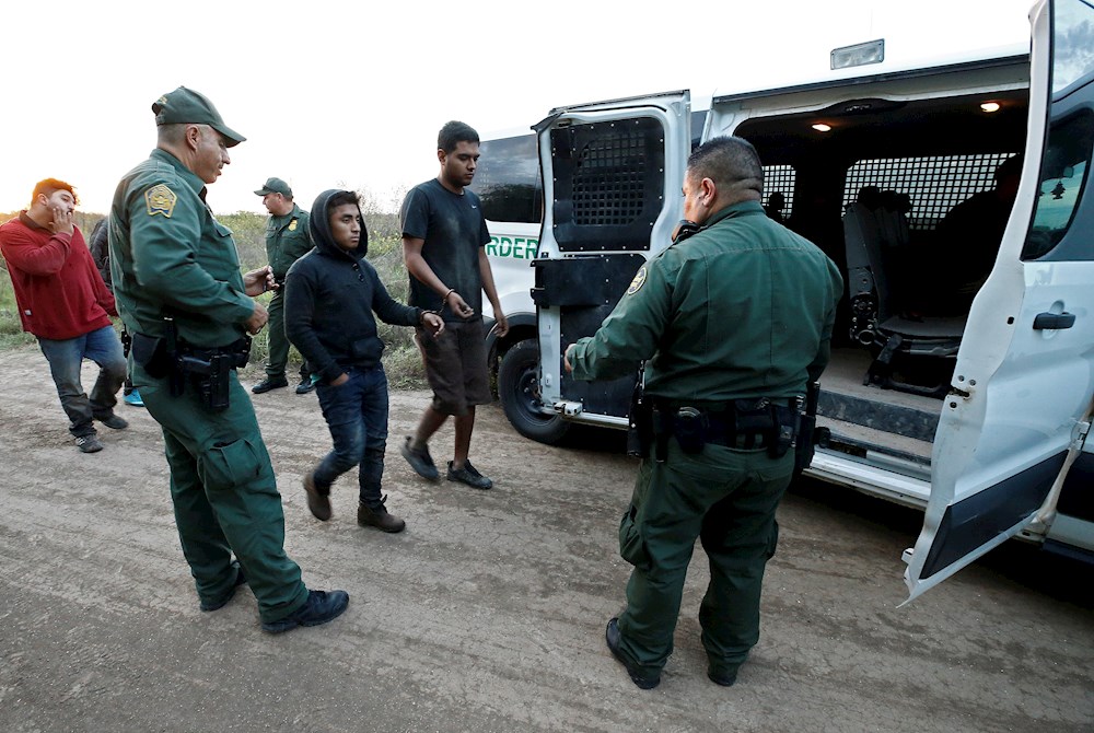 Agentes de EEUU detienen a 402 indocumentados, 70 de ellos niños sin compañía