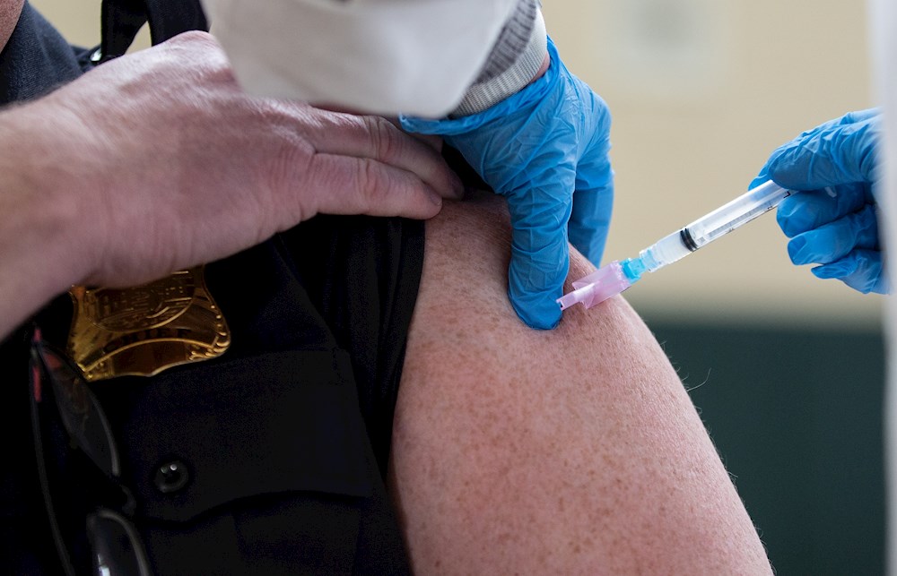 Los “cazavacunas”, el ejército “nerd” que acelera el fin de la pandemia