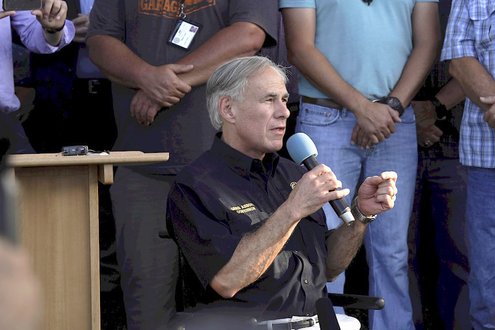 El gobernador de Texas critica a Biden por liberar a migrantes con covid-19