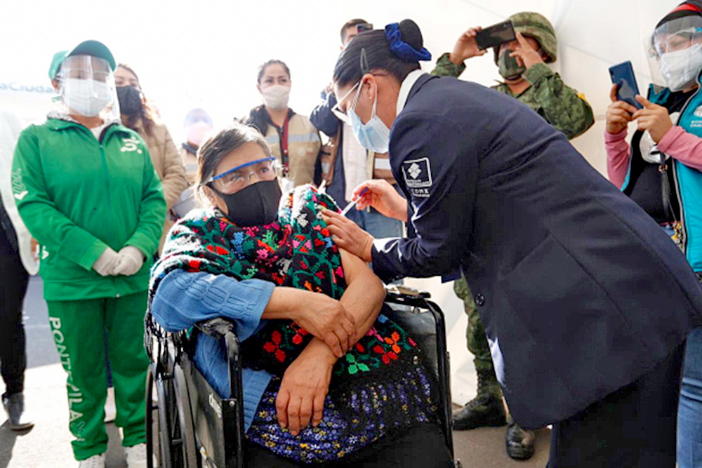 Dar prioridad a la vacunación de Covid-19 de adultos mayores podría salvar más vidas