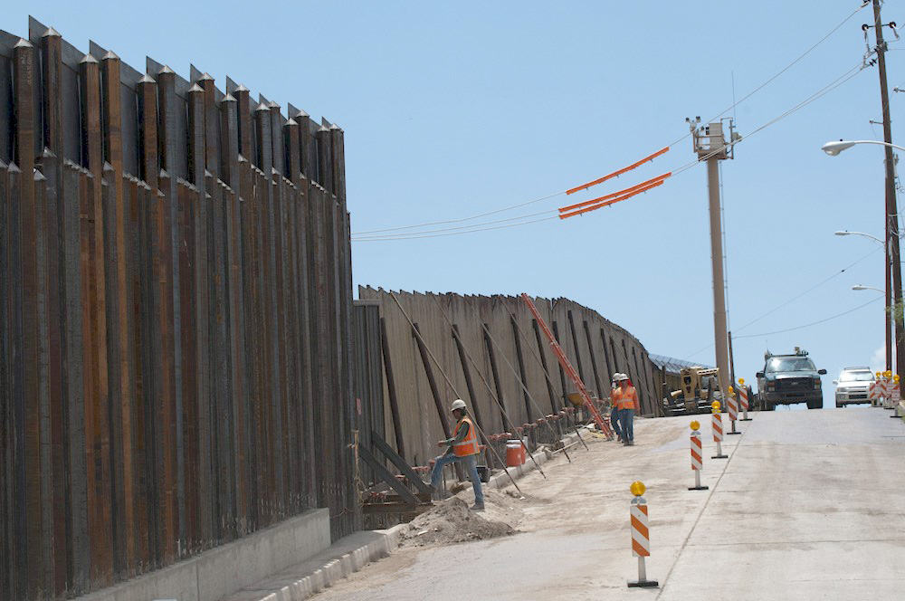 Arizona demanda al Gobierno por frenar la construcción del muro y cerrar MPP