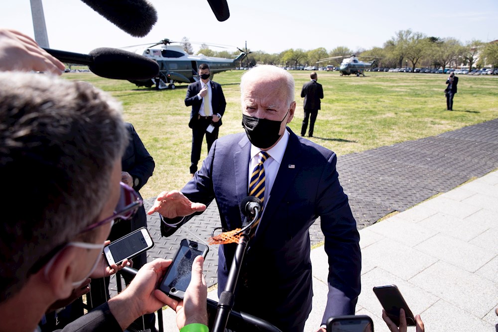 Biden da la bienvenida a inmigrantes naturalizados y encomia su valor