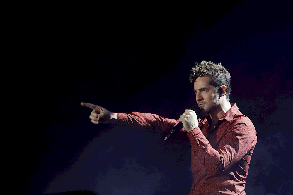 Bisbal y Danna Paola colaboran juntos por primera vez en “Vuelve, vuelve”