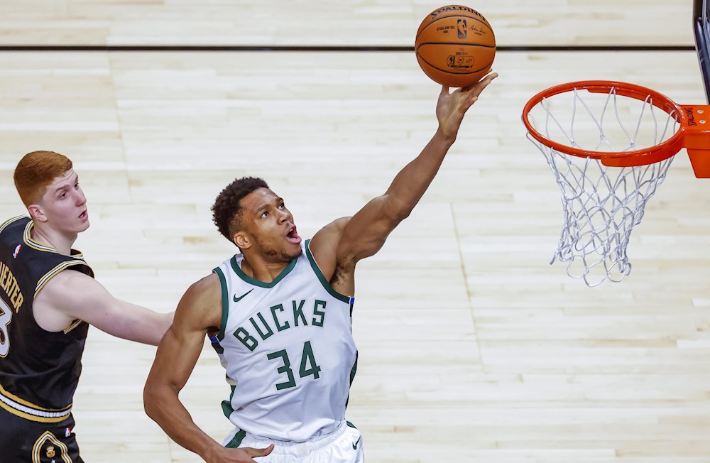 Reaparece Antetokounmpo y los Bucks le ganan a los Hawks el duelo de líderes de división