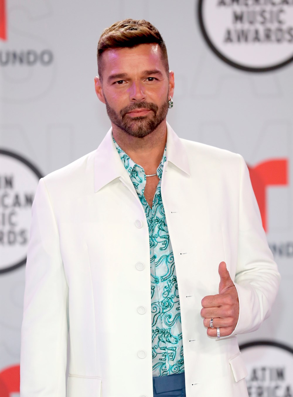 Bad Bunny arrasa y J Balvin se va de vacío en los Latin American Music Awards