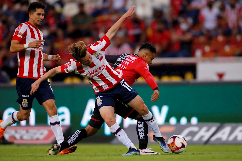Las Chivas de Guadalajara vencen al Atlas en el derbi tapatío