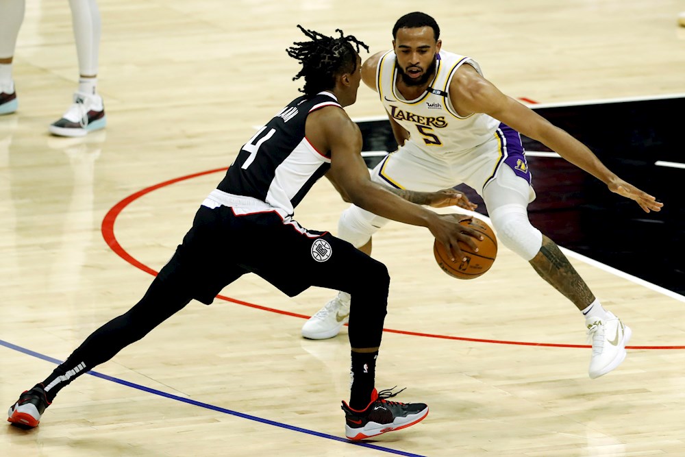 Los Clippers despedazan a unos Lakers inermes