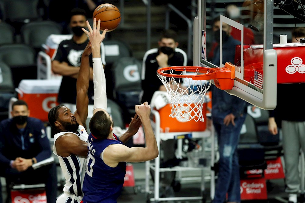 Los Clippers tiran de garra para remontar sin sus estrellas a los Grizzlies