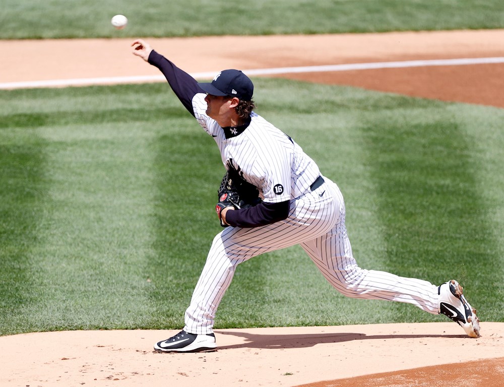 Ían Torres (d) de Atlas disputa el balón con Jesús Angulo de Chivas, durante un partido correspondiente a la jornada 16 del torneo Guardianes 2021 del fútbol mexicano, celebrado en el estadio Jalisco, en Guadalajara (México). EFE/ Francisco Guasco