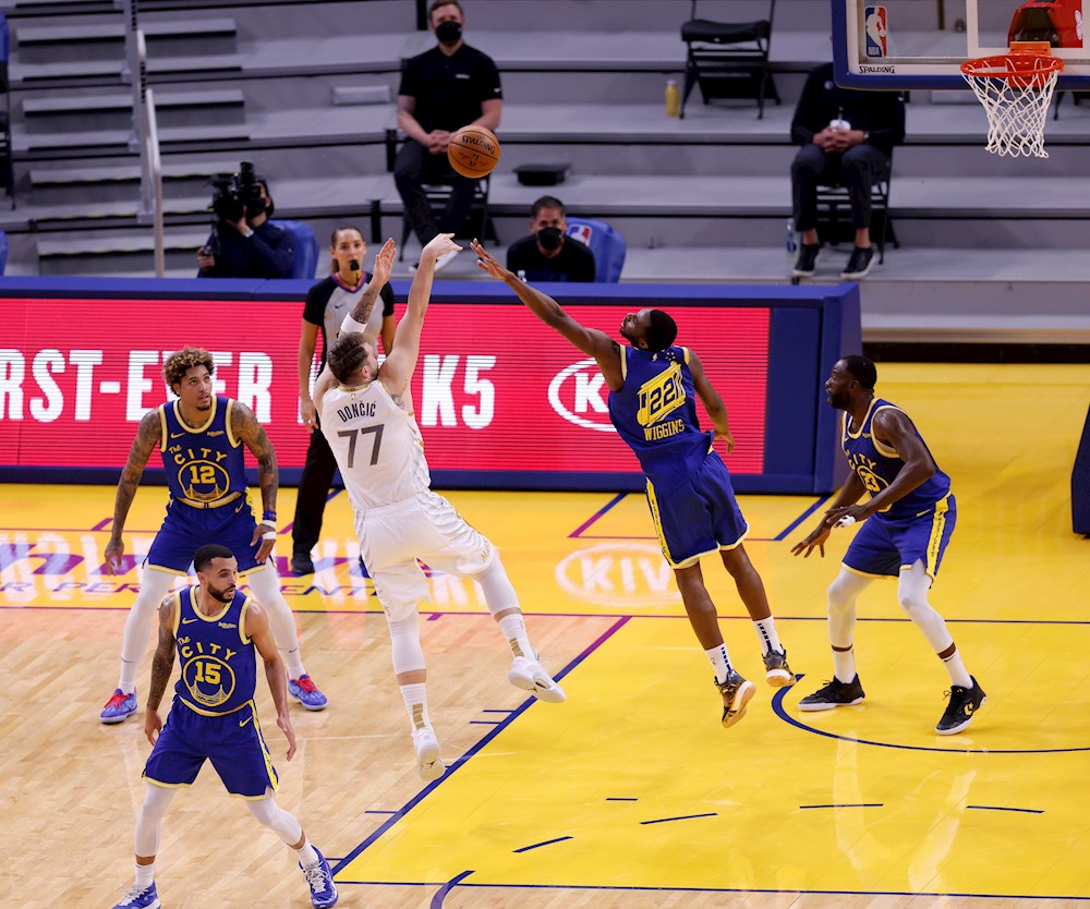 103-133. Doncic, con 39 puntos, gana el duelo a Curry