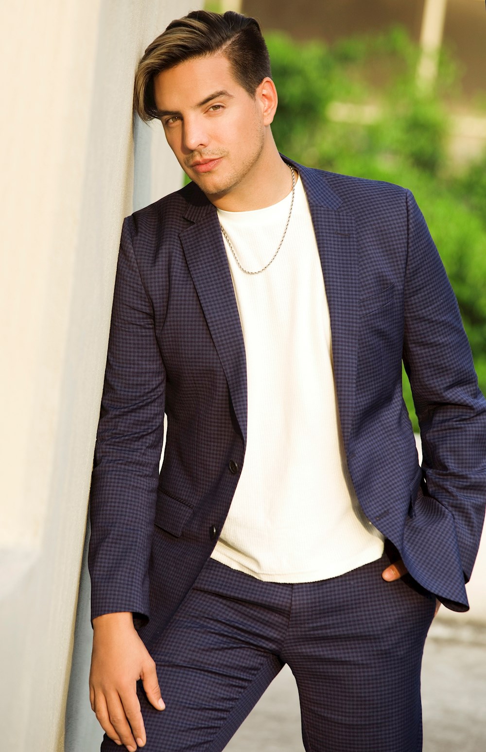 Vadhir Derbez continúa sus andanzas musicales con el sencillo “Luna”