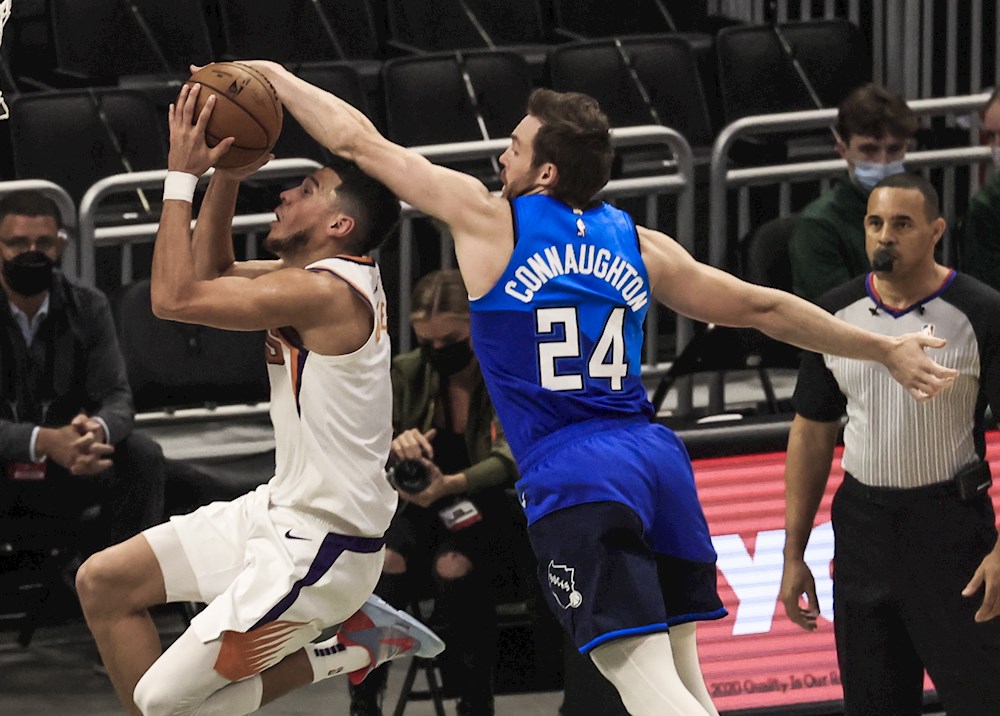 Devin Booker decide triunfo con polémico tiro de personal