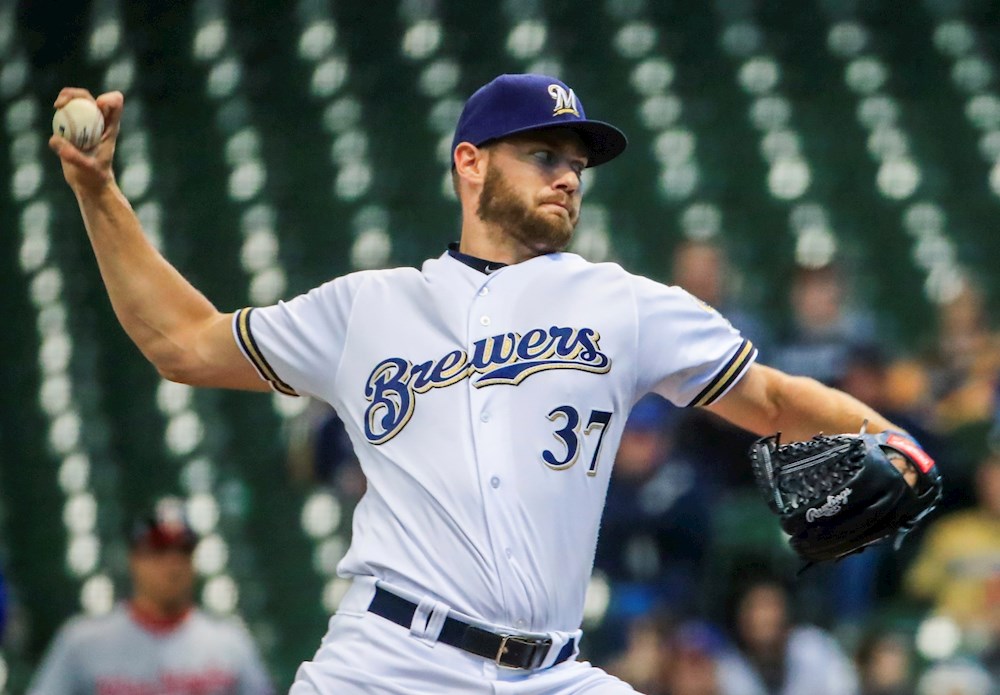 Taylor y Houser se combinan en la victoria de los Cerveceros