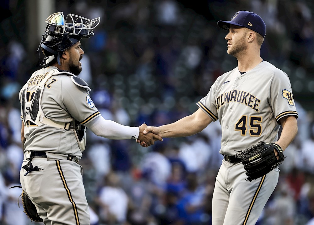 El venezolano Narváez castiga con un jonrón a los Padres y guía el triunfo de los Cerveceros