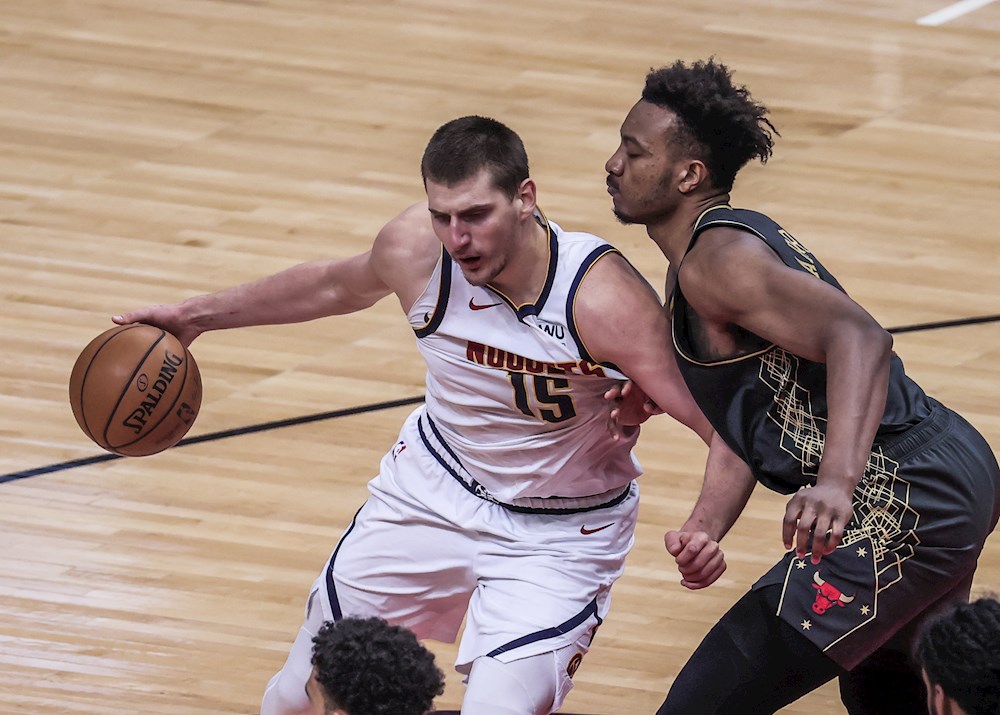 Jokic, con 47 puntos y triple clave, decisivo en el triunfo de los Nuggets