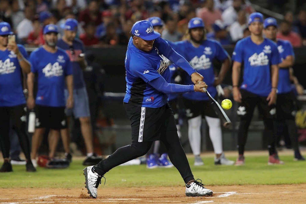 El venezolano Salvador Pérez viste la camiseta de Tom Brady para pagar una apuesta