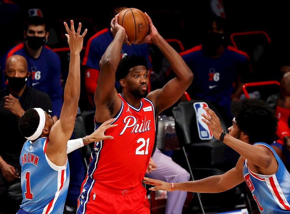 Embiid aporta un doble-doble en el triunfo de los Sixers sobre unos Nets sin estrellas