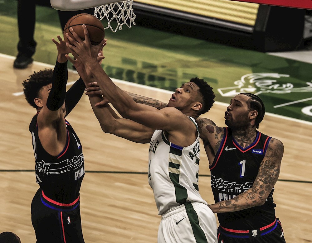 124-117. Ante los Sixers, Antetokounmpo supera a Embiid y construye la victoria de los Bucks