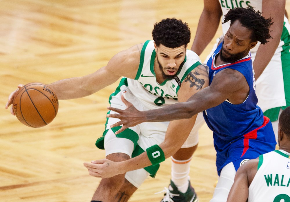 Tatum lidera la exhibición de los Celtics ante los Hornets, que pierden el liderato