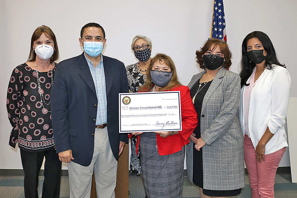 Congresista Henry Cuéllar presenta cheque a Mission CISD