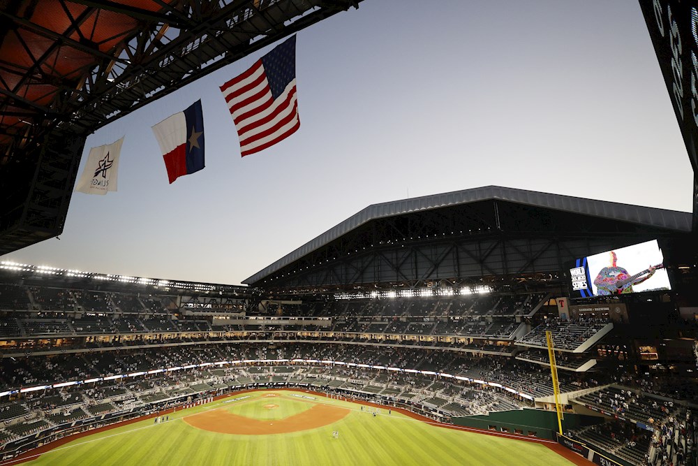 Los Vigilantes juegan ante 38.238 aficionados el partido inaugural en su campo