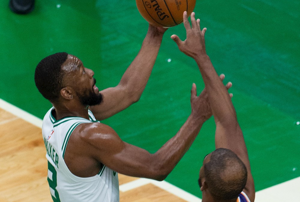 99-86. Walker anota 32 puntos y guía el triunfo de los Celtics sobre los Suns