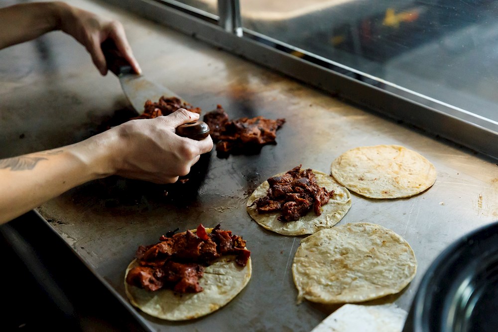 Demandan a organizador de concurso de comer tacos por muerte de participante