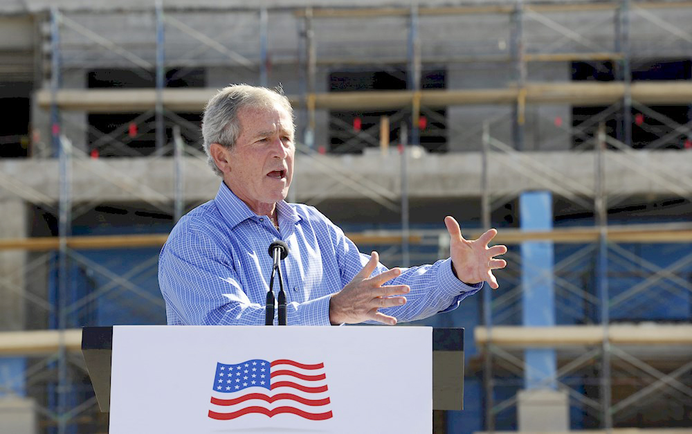 El expresidente George W. Bush felicita a nuevos ciudadanos tras ceremonia