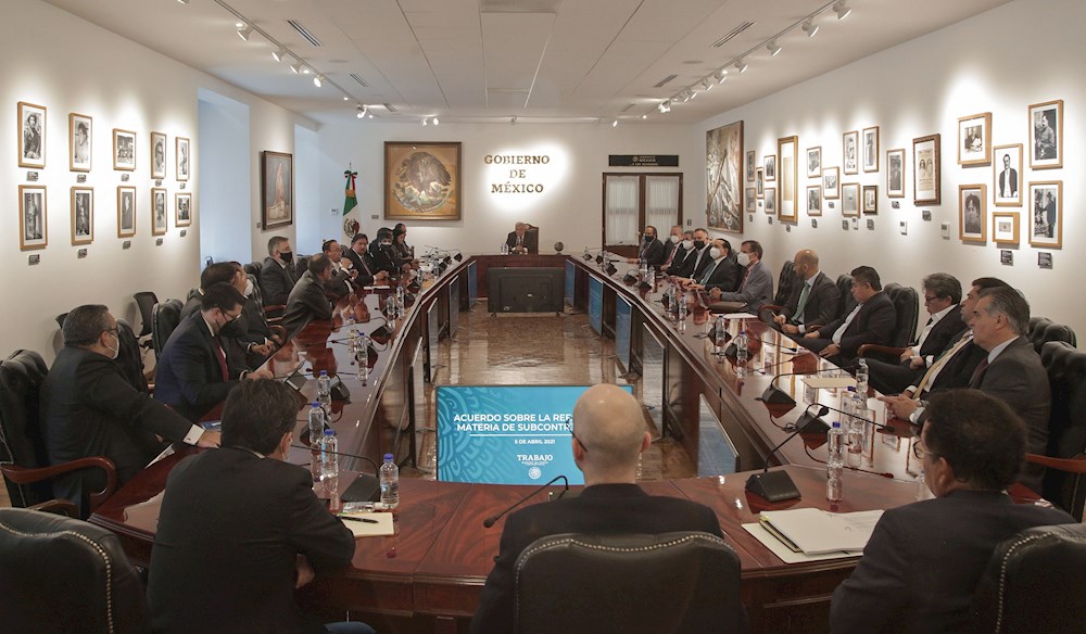 López Obrador cierra un acuerdo con empresarios sobre subcontratación