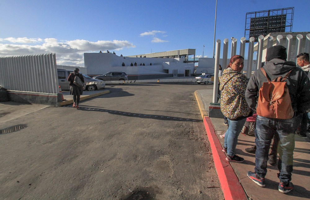 Gobierno envía inmigrantes de Texas a California para expulsarlos a México