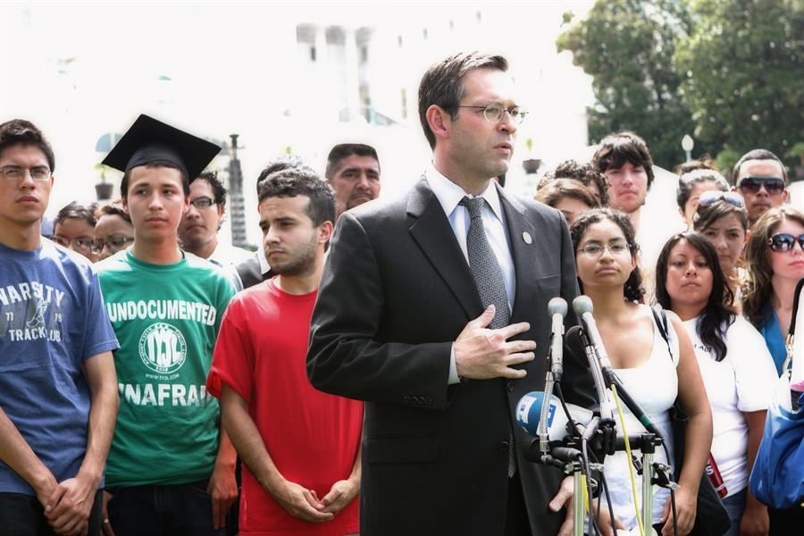 Jóvenes latinos están más esperanzados y comprometidos políticamente