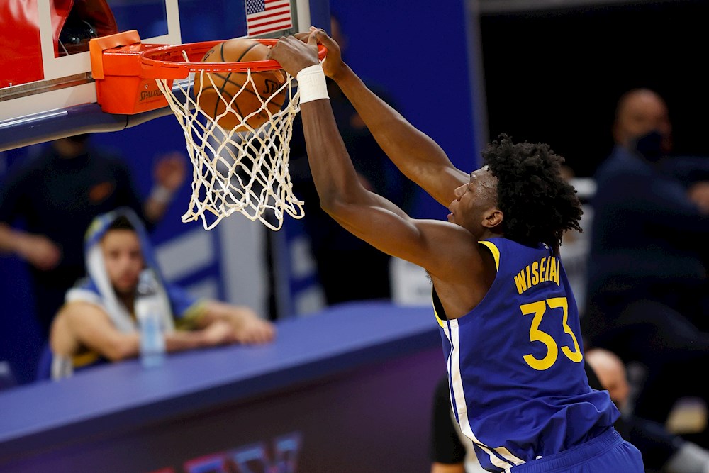 El novato Wiseman, de Warriors, sufre lesión de menisco y es duda el resto de la liga