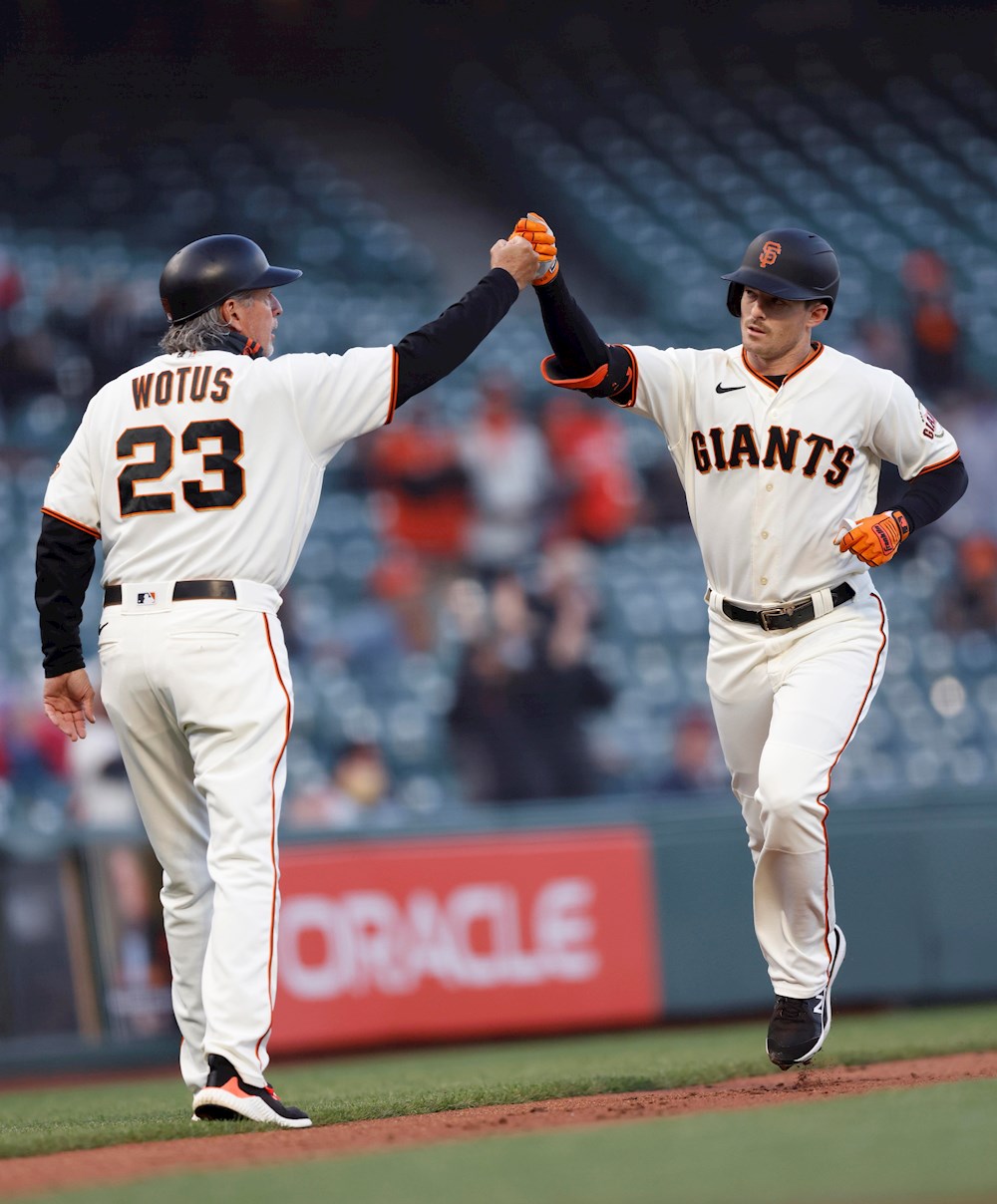 7-6. Yastrzemski inicia la lluvia de jonrones de los Gigantes sobre los Rojos