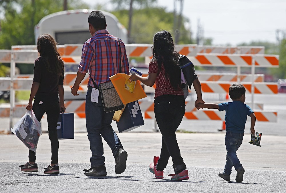 Inmigrantes temerosos por “carga pública” evitaron recurrir a beneficios