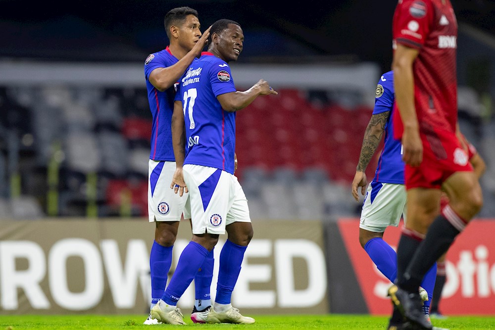 El Cruz Azul del peruano Reynoso inicia camino al título ante el Toluca
