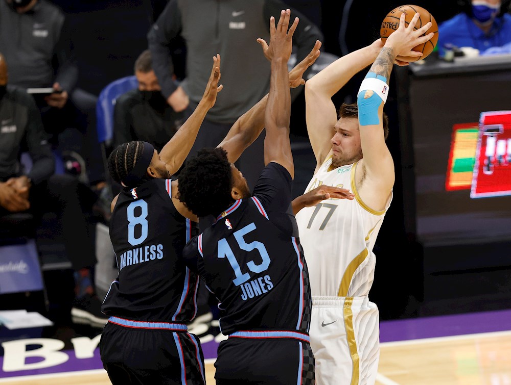 Doncic no puede con Irving, pero los Mavericks derrotan a los Nets