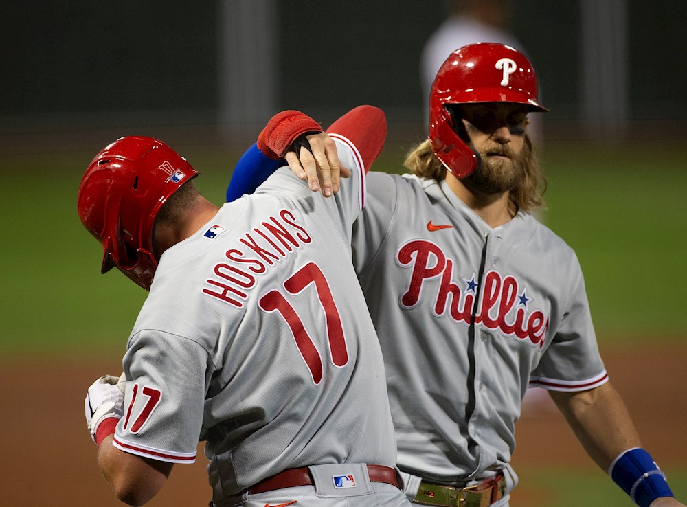 2-0. Hoskins aporta cuadrangular de oro con los Filis